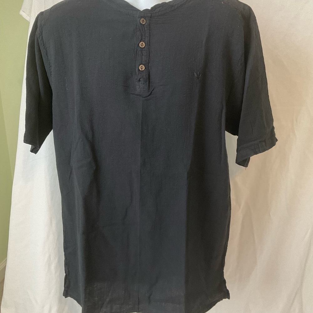 Cotton Natural Classic Black three Button-pullover shirt for Men.